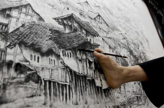 فنان يرسم بفمه وقدمه ( صور )